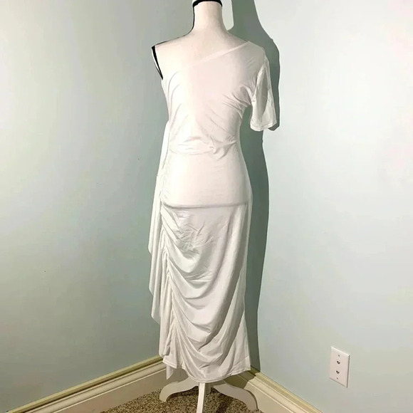 Ruffles white dress one sleeve size M - Picture 2 of 3
